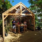 Jardin nurserie : la structure en bois ouverte pour l'atelier sur les plantes médicinales Jardin nurserie : la structure en bois ouverte pour l'atelier sur les plantes médicinales